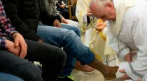 Papa Francisco lava los pies en Casal del Marmo en 2013. Foto L'Osservatore Romano
