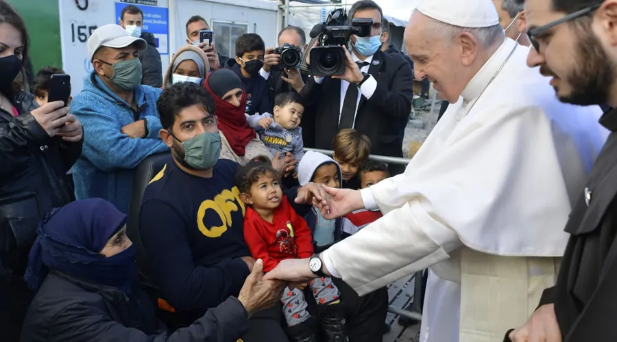 Papa Francisco saluda a refugiados en Lesbos. Foto: Vatican Media