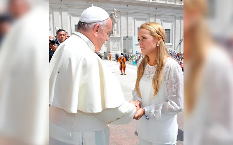 Papa Francisco y Lilian Tintori. Foto: Twitter / @liliantintori?w=200&h=150