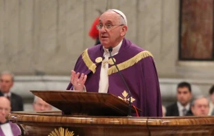 El Papa Francisco en la liturgia penitencial de hoy en la Basu00edlica de San Pedro. Foto Petrik Bomumil 