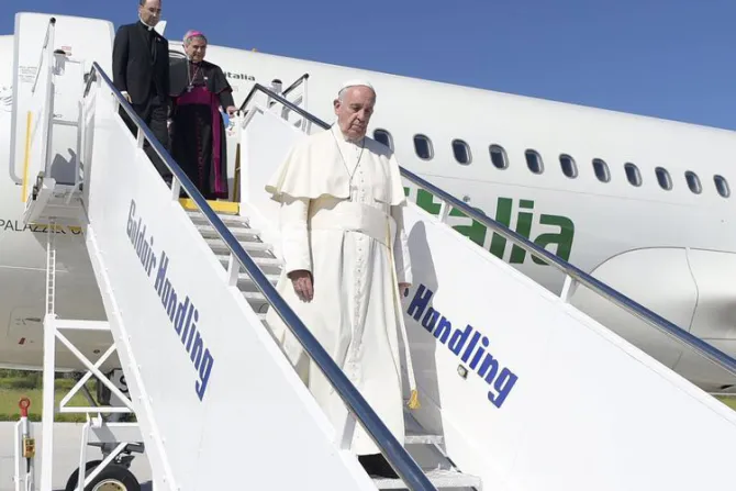 El Papa Francisco llegó a Grecia para encontrarse con refugiados