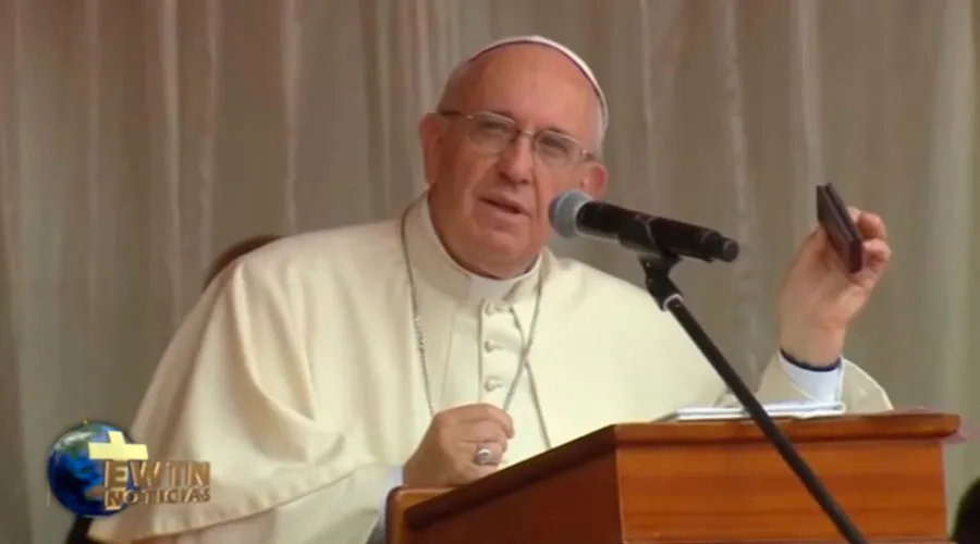 El Papa Francisco con lo que lleva en su bolsillo a todas partes. Foto: Youtube ACITv (CapturaVideo).jpg?w=200&h=150