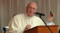 El Papa Francisco con lo que lleva en su bolsillo a todas partes. Foto: Youtube ACITv (CapturaVideo).jpg