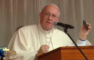 El Papa Francisco con lo que lleva en su bolsillo a todas partes. Foto: Youtube ACITv (CapturaVideo).jpg 