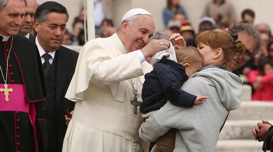 Papa Francisco junto a una madre y su hijo en brazos. Foto: Daniel Ibáñez / ACI Prensa.?w=200&h=150