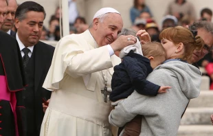 Papa Francisco junto a una madre y su hijo en brazos. Foto: Daniel Ibu00e1u00f1ez / ACI Prensa. 