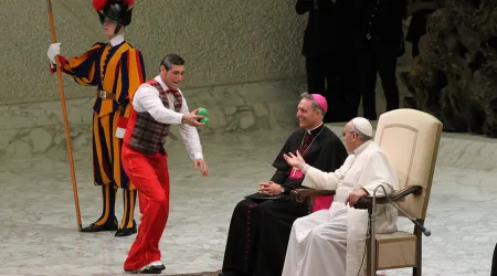 [VIDEO] Los malabaristas que alegraron al Papa Francisco