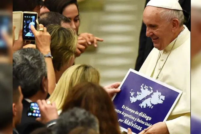Vocero vaticano aclara contexto de foto del Papa con pedido de diálogo por islas Malvinas