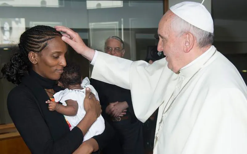 Papa Francisco y Meriam Ibrahim. Foto: L'Osservatore Romano?w=200&h=150