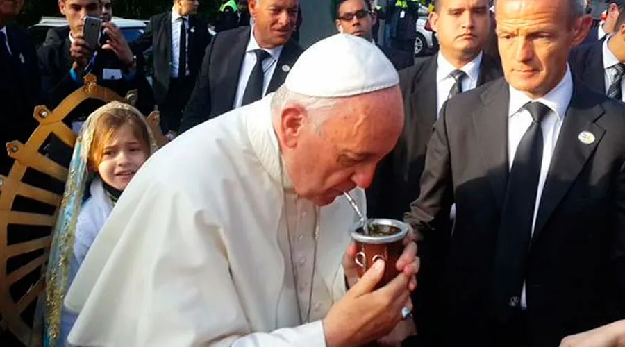 Papa Francisco bebiendo mate en Paraguay. Foto enviada por Mariana Moreno al Whatsapp ACI Prensa.?w=200&h=150