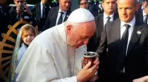 Papa Francisco bebiendo mate en Paraguay. Foto enviada por Mariana Moreno al Whatsapp ACI Prensa.