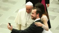 Novios junto al Papa Francisco / Daniel Ibáñez -  ACI Prensa