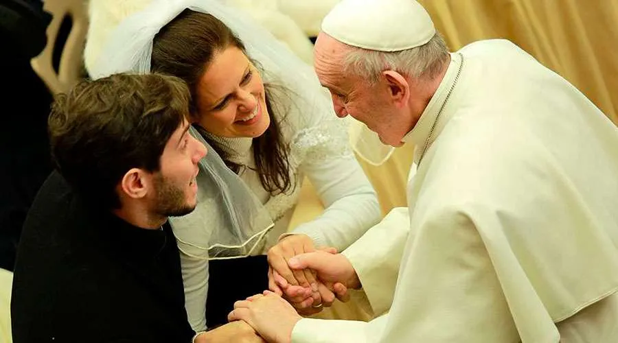 El Papa Francisco con una pareja de recién casados. Crédito: Daniel Ibáñez (ACI Prensa)
