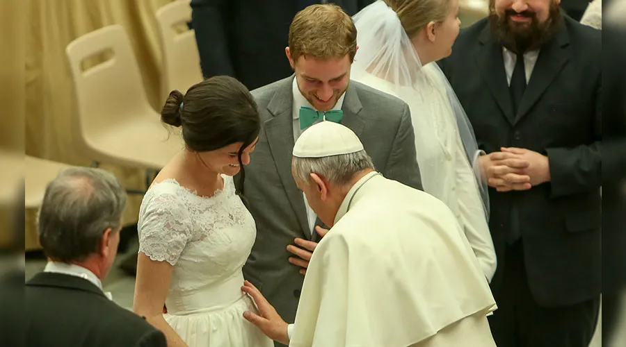 El Papa Francisco bendice al bebé por nacer de una mujer embarazada / Foto: Daniel Ibáñez (ACI Prensa)?w=200&h=150