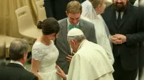 El Papa Francisco bendice al bebé por nacer de una mujer embarazada / Foto: Daniel Ibáñez (ACI Prensa)