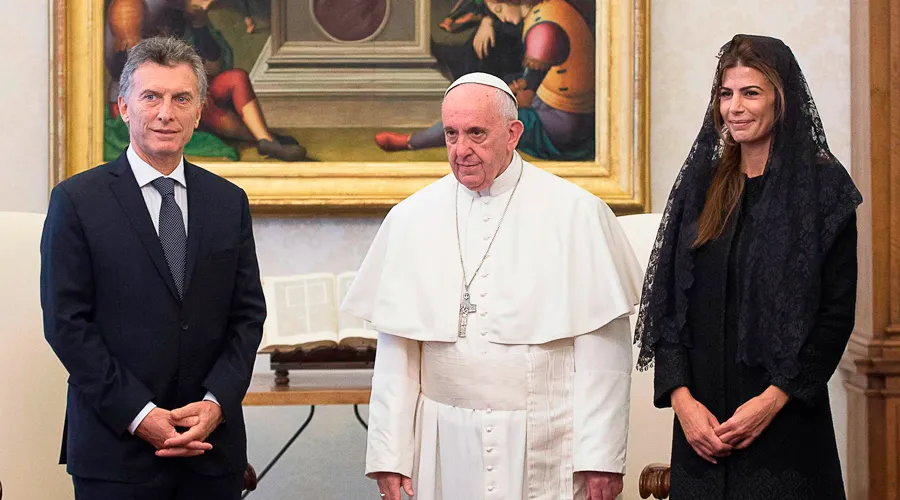 El presidente de Argentina, Mauricio Macri, el Papa Francisco y Juliana Awada, esposa de Macri. Foto L'Osservatore Romano?w=200&h=150
