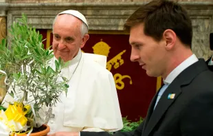 El Papa Francisco y Lionel Messi en el Vaticano. Foto L'Osservatore Romano 