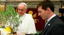 El Papa Francisco y Lionel Messi en el Vaticano. Foto L'Osservatore Romano