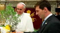 El Papa Francisco y Lionel Messi en el Vaticano. Foto L'Osservatore Romano