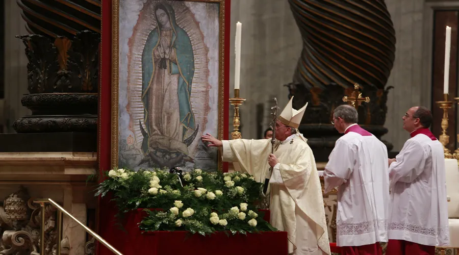 El Papa con una imagen de la Virgen de Guadalupe en el Vaticano. Foto: Daniel Ibáñez / ACI Prensa