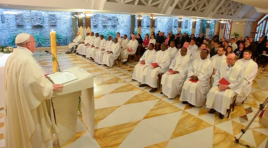 El Papa preside la Misa en la capilla de la Casa Santa Marta. Foto L'Osservatore Romano?w=200&h=150