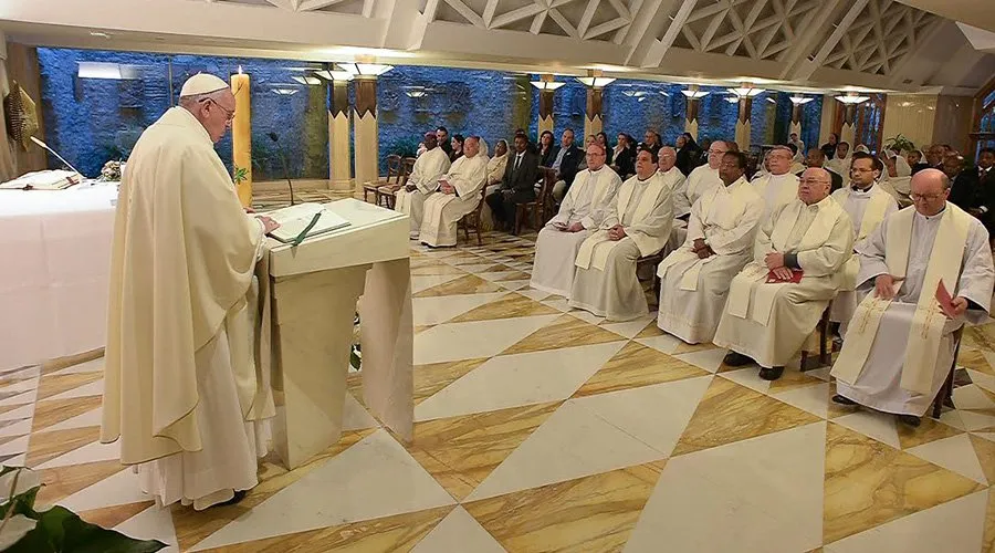Papa Francisco: El cristiano debe caminar en la luz y no en la mentira del demonio   