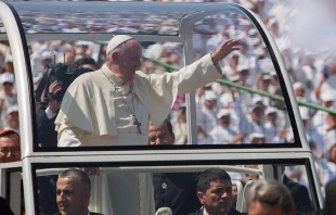 Papa Francisco en el estadio olu00edmpico de Kou0161evo, donde celebru00f3 multitudinaria Misa. Foto: Andreas Du00fcren / ACI Prensa. 