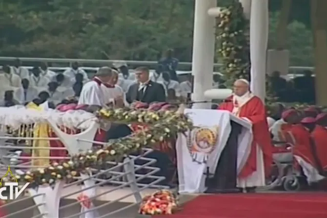 Papa Francisco invita en Uganda a vivir el matrimonio en el amor y la fidelidad