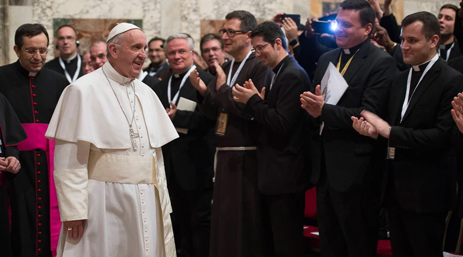 Foto referencial, Papa Francisco con misioneros. Crédito: Daniel Ibáñez / ACI Prensa?w=200&h=150