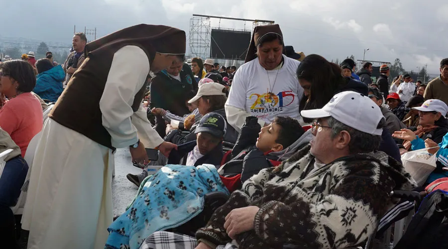 Religiosas atendiendo a enfermos en la Misa en el Parque Bicentenario de Quito (Ecuador) / Foto: David Ramos (ACI Prensa)