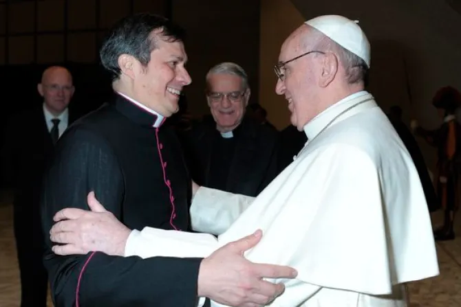 Un “Papa digital”: Francisco habla en tuits y es natural con las tecnologías, asegura jefe de Internet del Vaticano