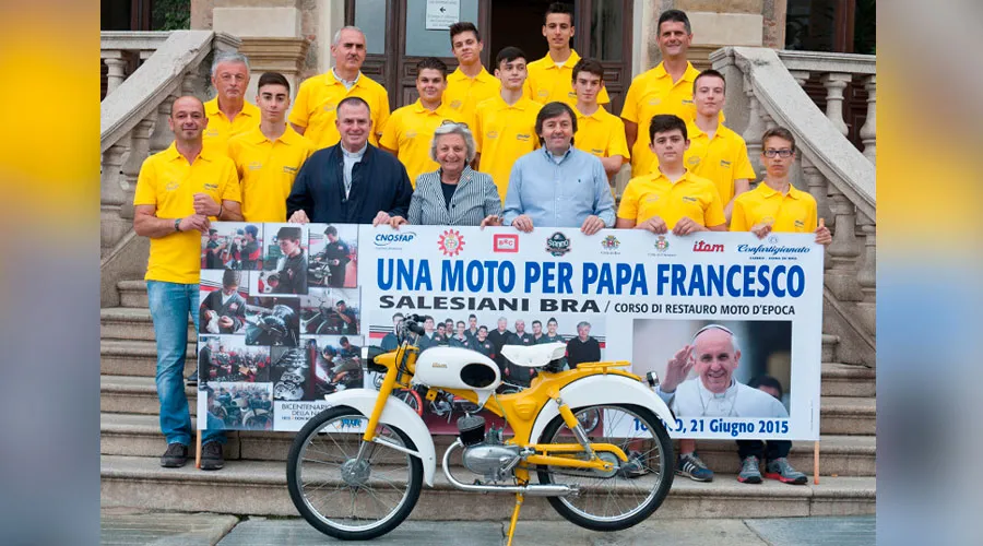 Los maestros y jóvenes que participaron en el proyecto de la motocicleta. Foto Escuela Profesional Salesiana de Bra?w=200&h=150