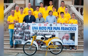 Los maestros y ju00f3venes que participaron en el proyecto de la motocicleta. Foto Escuela Profesional Salesiana de Bra 