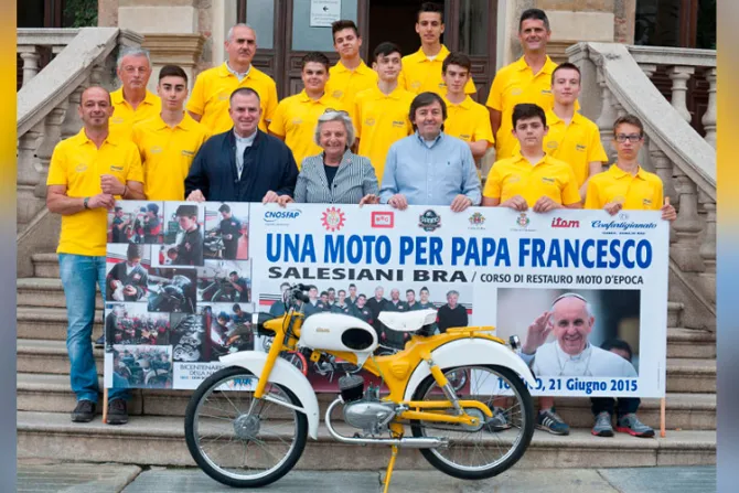 Una moto “vintage”: El regalo de jóvenes mecánicos al Papa Francisco en Turín