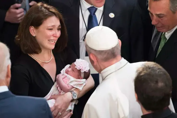 El Papa Francisco bendice a la invitada más pequeña del Capitolio