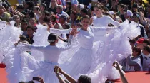 Un grupo de paraguayas baila en honor al Papa al concluir la Misa en el Santuario Mariano de Caacupé   /   Foto: David Ramos - ACI Prensa