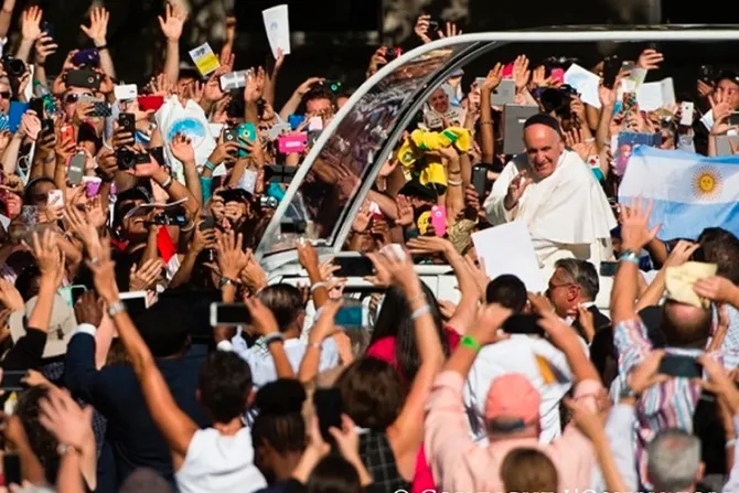 ¿Papa pop-star? Francisco aclara a la prensa: No soy estrella sino “siervo de los siervos”