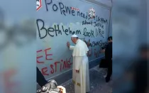 El Papa Francisco rezando ante el muro / Foto: Twitter @dentmohmaj