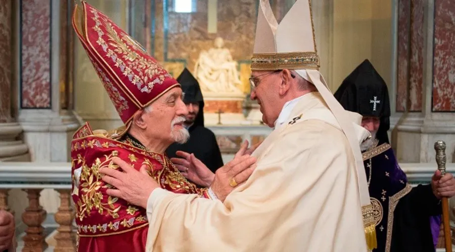 Patriarca Nersés Bedros y el Papa Francisco / Foto: L'Osservatore Romano?w=200&h=150
