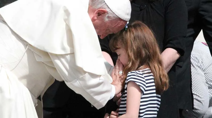 El Papa Francisco bendice los ojos de la pequeña Lizzy Myers / Foto: Martha Calderón (ACI Prensa)?w=200&h=150