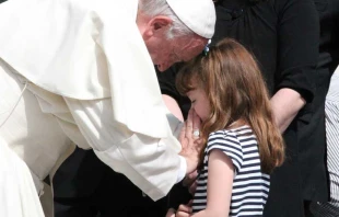 El Papa Francisco bendice los ojos de la pequeu00f1a Lizzy Myers / Foto: Martha Calderu00f3n (ACI Prensa) 