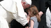 El Papa Francisco bendice los ojos de la pequeña Lizzy Myers / Foto: Martha Calderón (ACI Prensa)