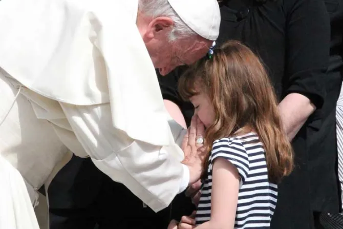 VIDEO y FOTOS Así fue el emotivo encuentro del Papa con una niña que quedará ciega y sorda