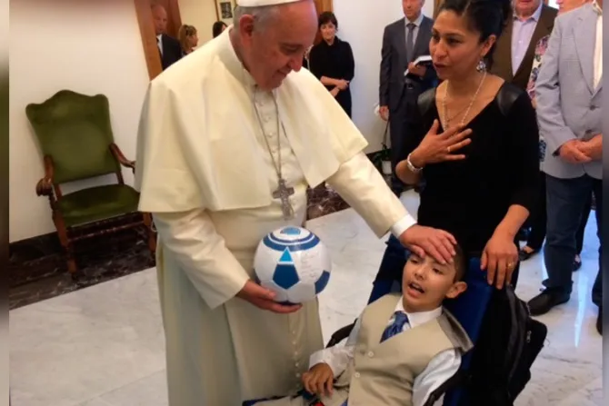 Niño en silla de ruedas cambia viaje al Mundial de Brasil por Misa con el Papa Francisco