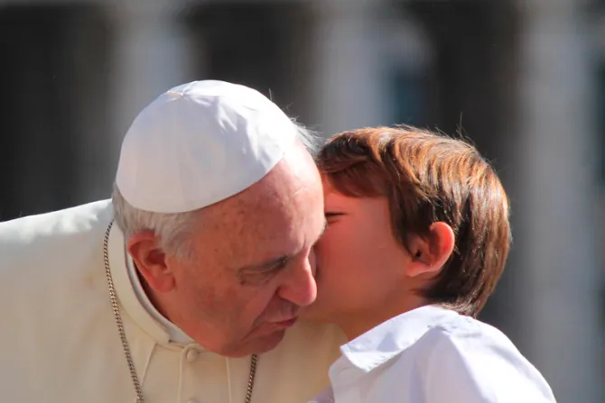 El Papa Francisco reafirma derecho de los niños a tener padre y madre