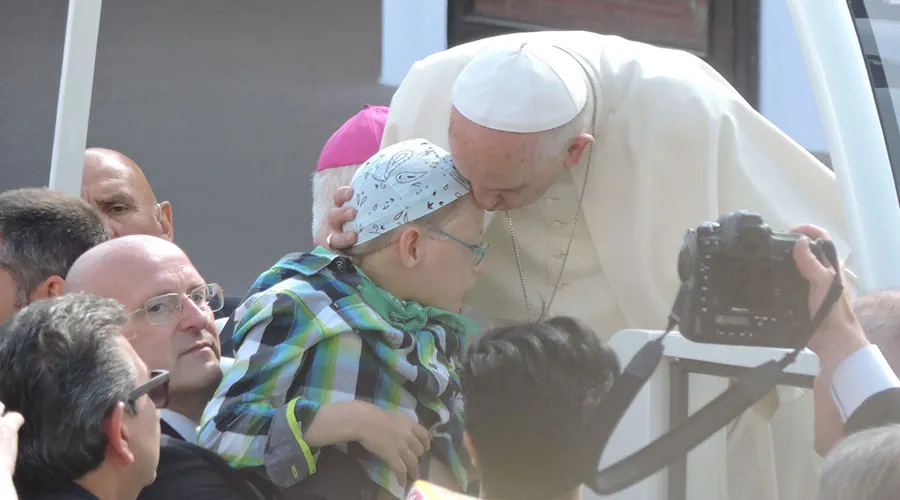 Papa Francisco besa a un niño enfermo de cáncer / Foto: Marco Mancini (ACI Prensa)?w=200&h=150
