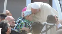 Papa Francisco besa a un niño enfermo de cáncer / Foto: Marco Mancini (ACI Prensa)