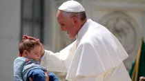 Papa Francisco bendice a un niño / Foto: Stephep Driscoll (ACI Prensa)