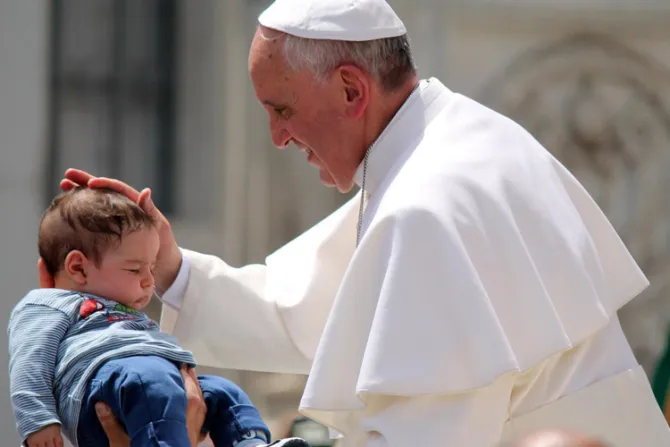 ¿Qué aconseja el Papa Francisco a padres y padrinos de recién bautizados?