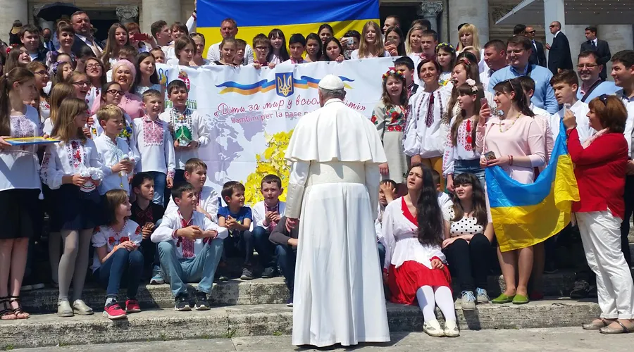 El Papa saluda a los niños ucranianos. Foto: Martha Calderón / ACI Prensa